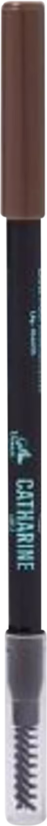 A imagem mostra um lápis para sobrancelhas com um design preto fosco e o nome da marca impresso no corpo do produto. Em uma ponta apresenta o lápis com a tampa marrom e do outro lado uma escovinha para pentear os fios da sobrancelha.