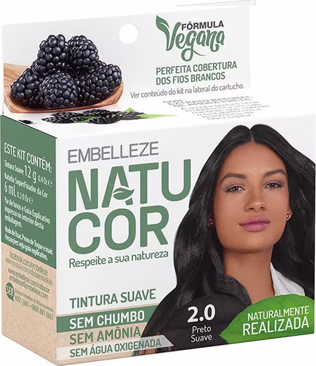 A imagem mostra a embalagem da Tintura Embelleze Natucor 2.0 Preto Suave. Destaca que é uma fórmula vegana sem amônia, sem água oxigenada e sem chumbo. A embalagem exibe ainda imagem de uma modelo com cabelos longos e escuros.