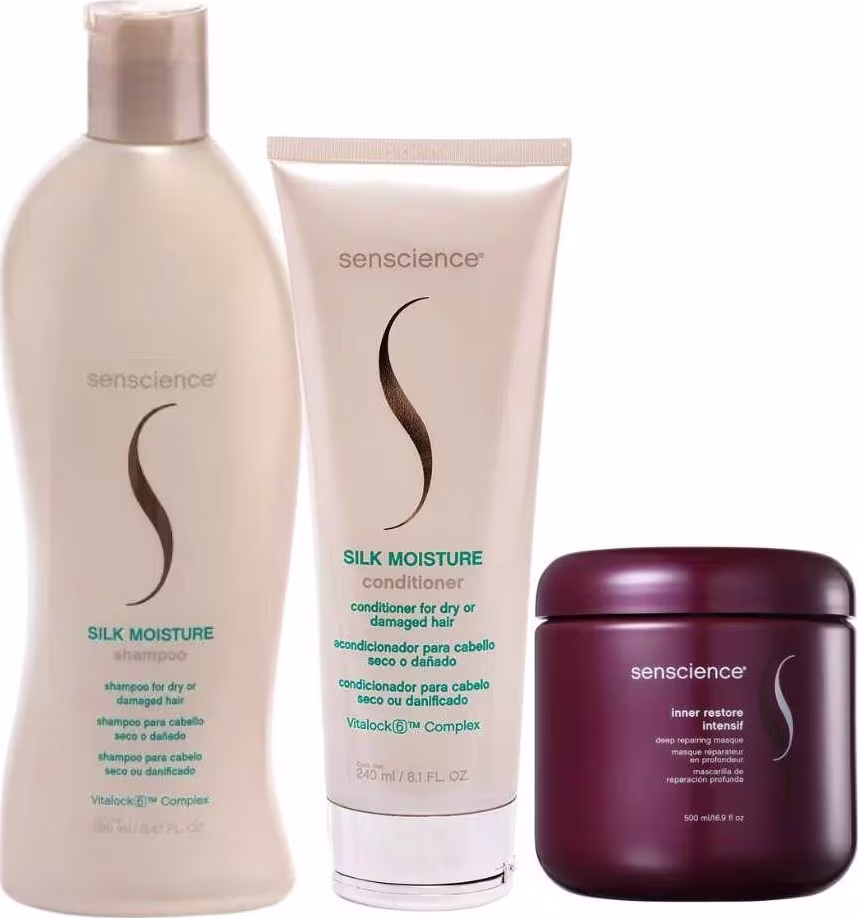 A imagem mostra shampoo e condicionador em frasco plástico bege. Ao lado um pote plástico com a máscara capilar vinho.