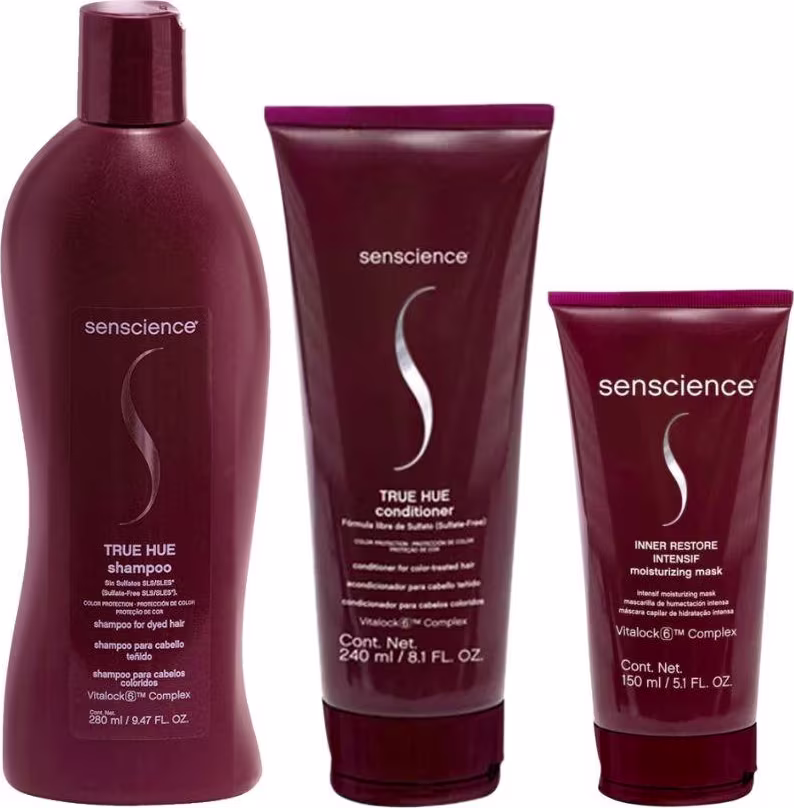 Um frasco de shampoo True Hue, um tubo de condicionador True Hue e um tubo de máscara hidratante Inner Restore Intense.