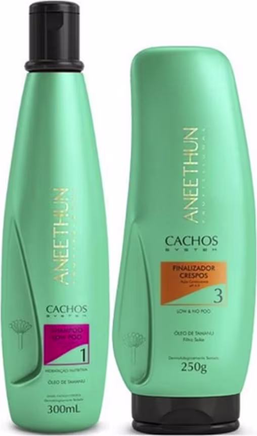 A imagem mostra um kit com shampoo e finalizador capilar para cabelos crespos. Ambos os frascos são cilíndricos na cor verde claro com detalhes coloridos.