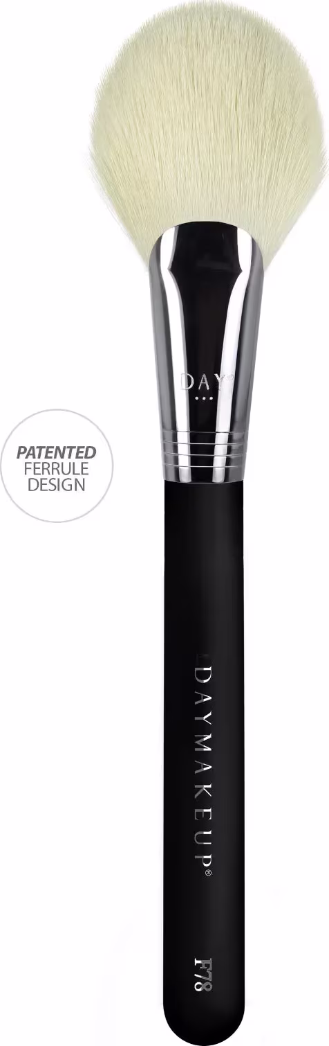 A imagem mostra um pincel fino, com cabo preto, detalhe cromado e cerdas brancas.