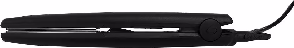 Esta é uma chapinha da marca GA.MA Italy. O produto é preto com detalhes cromados. Possui um cabo alongado com uma placa alisadora retangular na extremidade.