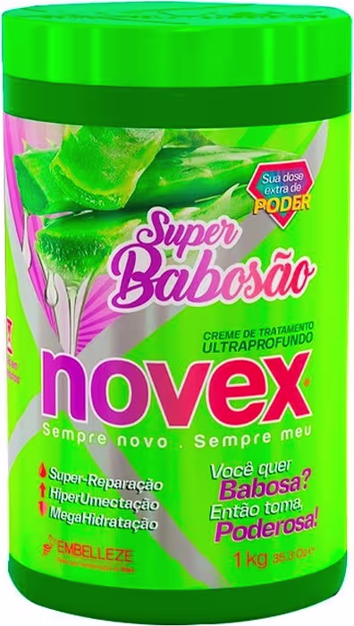 A imagem mostra o Creme de Tratamento Novex Super Babosão 1kg da marca Embelleze. O pote é verde com detalhes em rosa e branco, e apresenta os benefícios do produto, como super reparação, hiperumectação e mega hidratação.