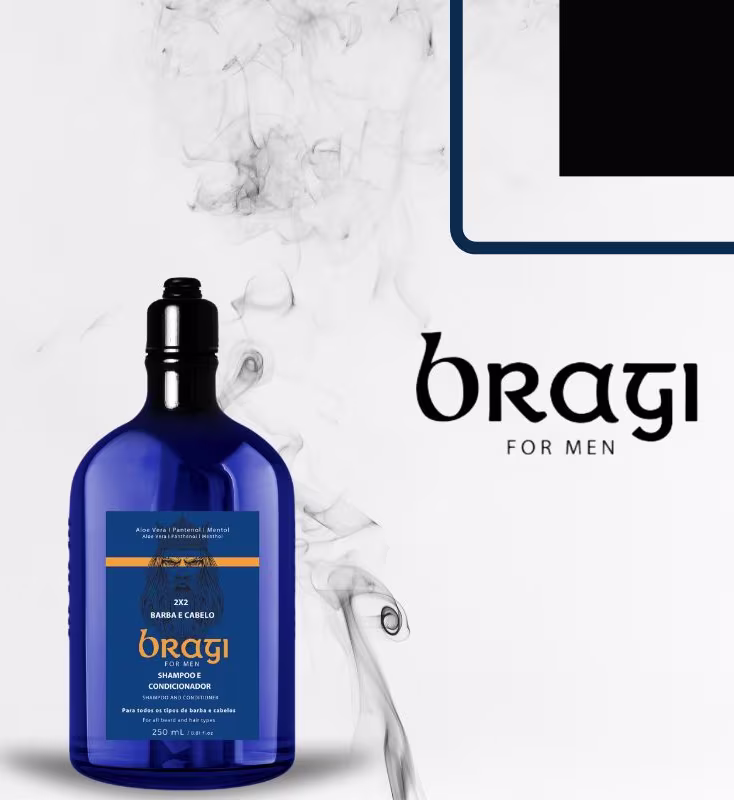 O destaque é um frasco azul escuro em formato de garrafa que está sobre um fundo de mármore branco com fumaça ou vapor artístico ao redor. O logotipo "Bragi" está escrito em um estilo cursivo distinto, indicando ser uma linha de cosméticos masculinos.