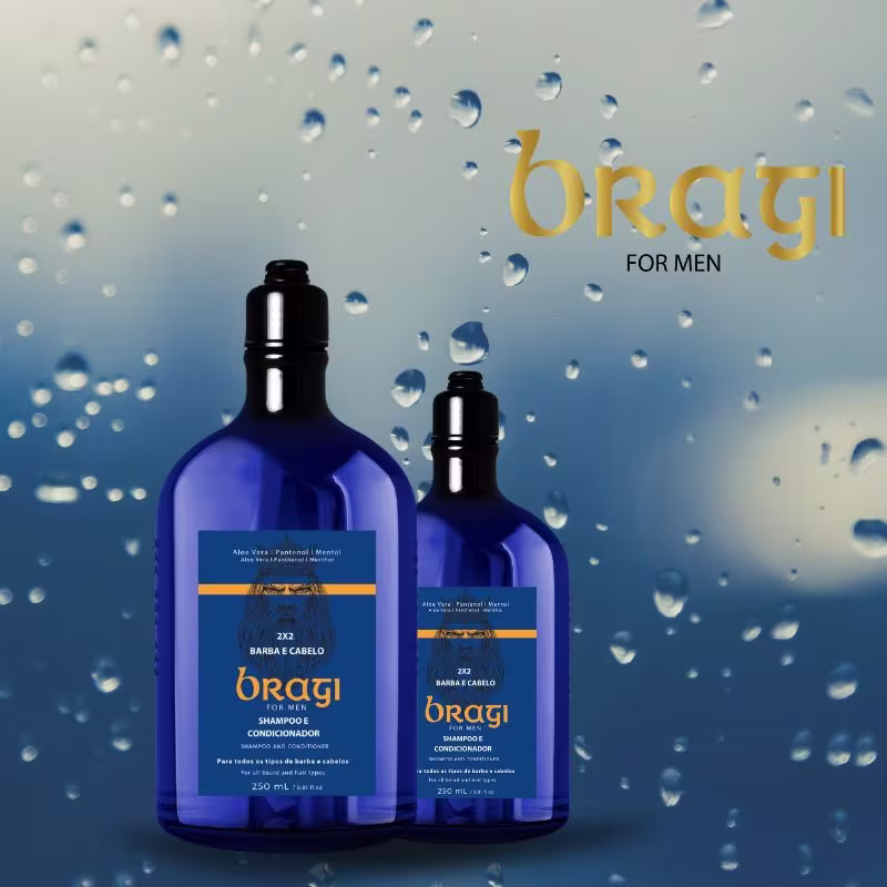 A imagem traz o nome da linha "bragi" escrito em um estilo de texto amarelo estilizado contra um fundo azul com gotas de água espalhadas ao redor. Ao lado dois frascos azuis com tampas pretas contendo o shampoo para cabelo e barba.
