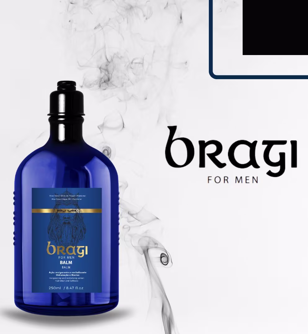 É possível ver uma embalagem grande em tom azul escuro com detalhes dourados. Ao lado, está representado o frasco com fumaça saindo da parte superior, sugerindo um produto aromático ou refrescante.