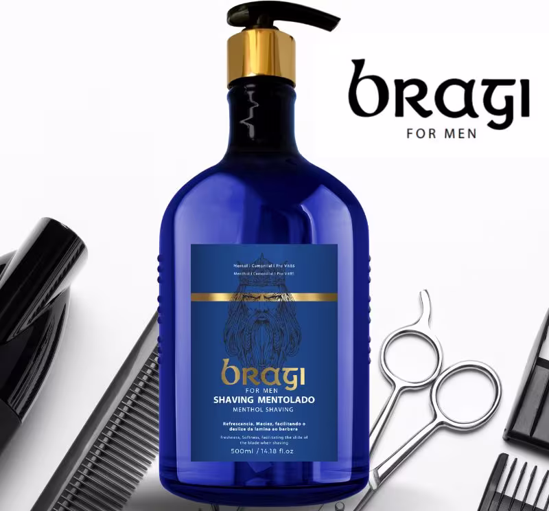 No centro da imagem encontra-se uma grande garrafa azul com o gel de barbear e ao redor estão dispostos diversos acessórios tipicamente usados em barbearias como pentes, tesouras e aparadores.