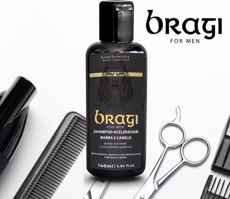 No centro, destaca-se um frasco preto contendo um shampoo. Ao redor, estão dispostos alguns acessórios tipicamente utilizados na barbearia e cuidados com cabelo masculino, como tesouras de corte, pentes e um aparador/lâmina.