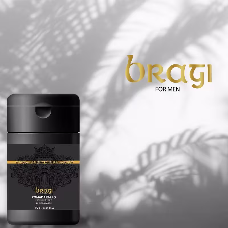 A imagem mostra a embalagem na cor preta e destaque no lado esquerdo da imagem. O frasco está em um fundo desfocado em tons de cinza, criando um efeito estilizado e uma atmosfera clean com sombras de folhas de palmeiras.