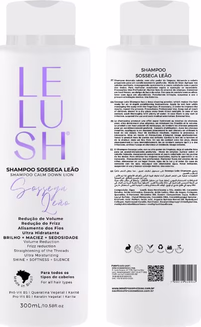 A imagem mostra o frasco de shampoo na frente e a parte de trás. Na parte da frente há um rótulo com o logo e o nome do produto. Na parte traseira, apresenta informações detalhadas sobre a fórmula e alguns dados adicionais.