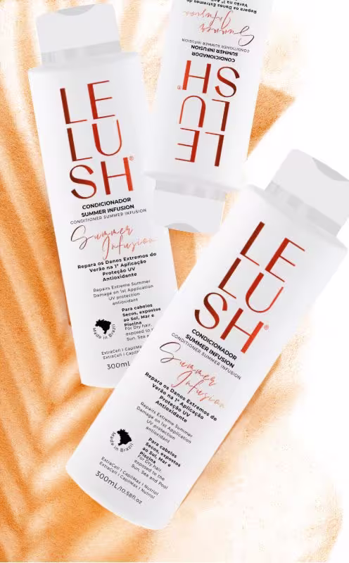 A imagem mostra três frascos plásticos de condicionador. Os frascos possuem um design minimalista, com o nome da marca e do produto escritos em letras alaranjadas sobre um fundo branco. Atrás, há um fundo texturizado em tons alaranjados.