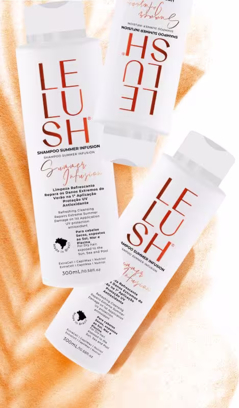 A imagem mostra três frascos plásticos de shampoo. Os frascos possuem um design minimalista, com o nome da marca e do produto escritos em letras alaranjadas sobre um fundo branco. Atrás, há um fundo texturizado em tons alaranjados.