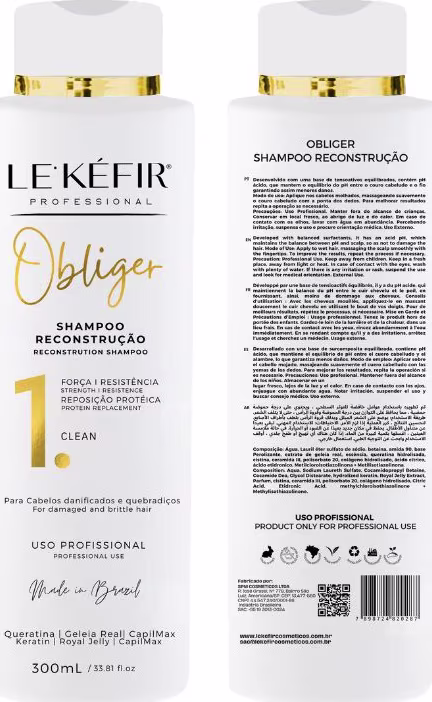 A imagem mostra a frente e o verso do frasco de shampoo. Na parte da frente há um rótulo com o logo e o nome do produto. Na parte traseira, apresenta informações detalhadas sobre a fórmula e alguns dados adicionais.