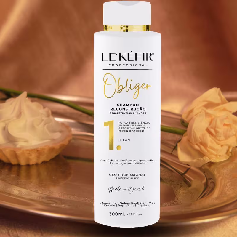 A imagem mostra dois frascos do shampoo em destaque. 
Ao fundo, há elementos decorativos como rosas, provavelmente para criar uma atmosfera elegante. Os frascos estão dispostos sobre uma superfície de madeira, reforçando o conceito  sofisticado.