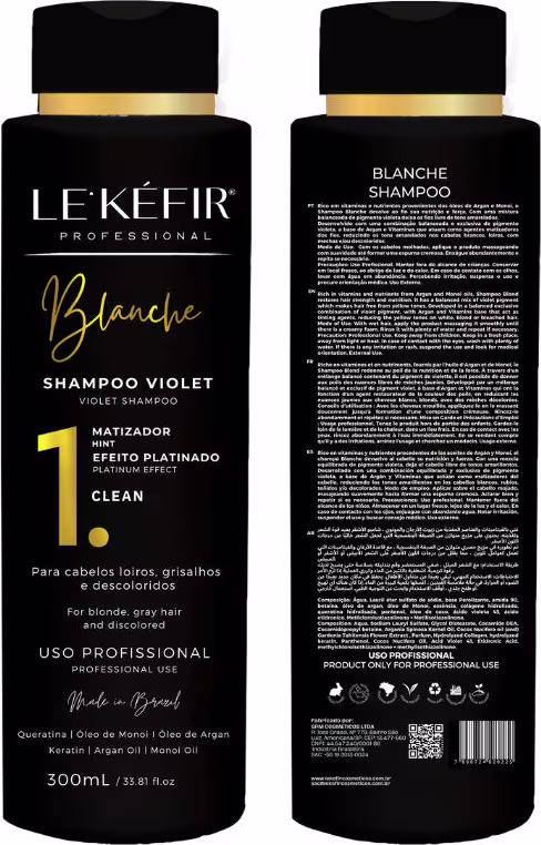 A imagem mostra a frente e o verso do frasco do shampoo. Na parte da frente há um rótulo com o logo e o nome do produto. Na parte traseira, apresenta informações detalhadas sobre a fórmula e alguns dados adicionais.