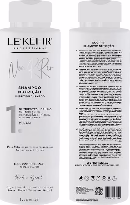 A imagem mostra a frente e o verso do frasco do shampoo. Na parte da frente há um rótulo com o logo e o nome do produto. Na parte traseira, apresenta informações detalhadas sobre a fórmula e alguns dados adicionais.