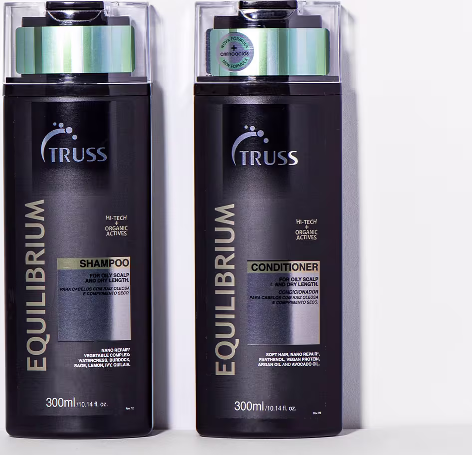 A imagem apresenta um shampoo e um condicionador, todos com embalagens plásticas pretas de 300ml. Os frascos tem o nome da linha "Equilibrium" e o logo da Truss.