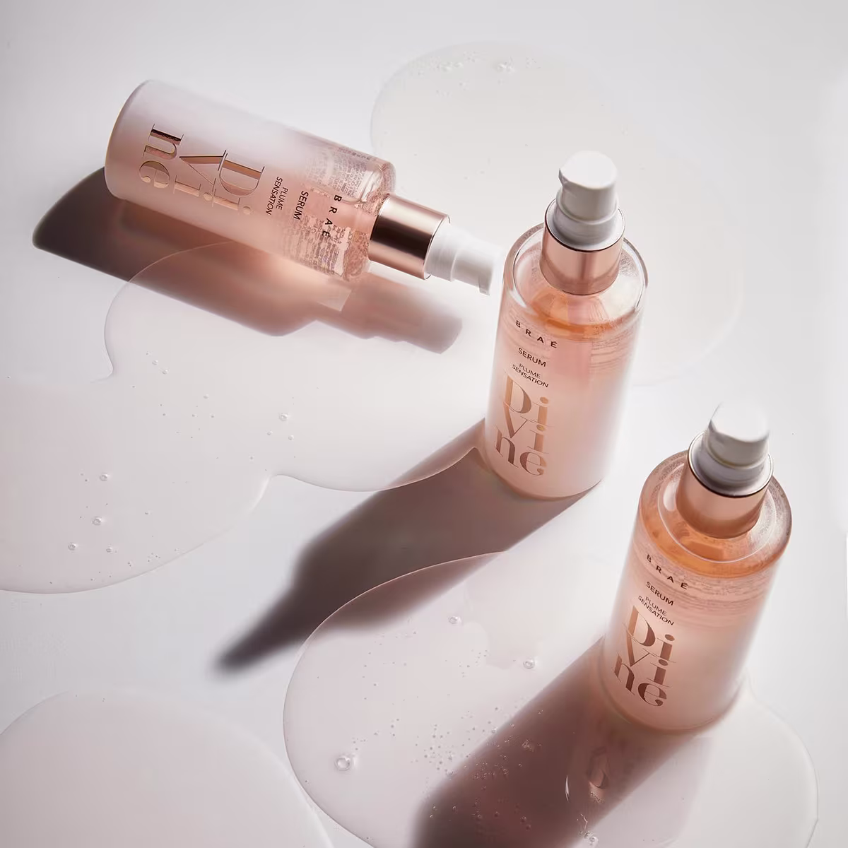 A imagem mostra três séruns da linha Divine de Braé.