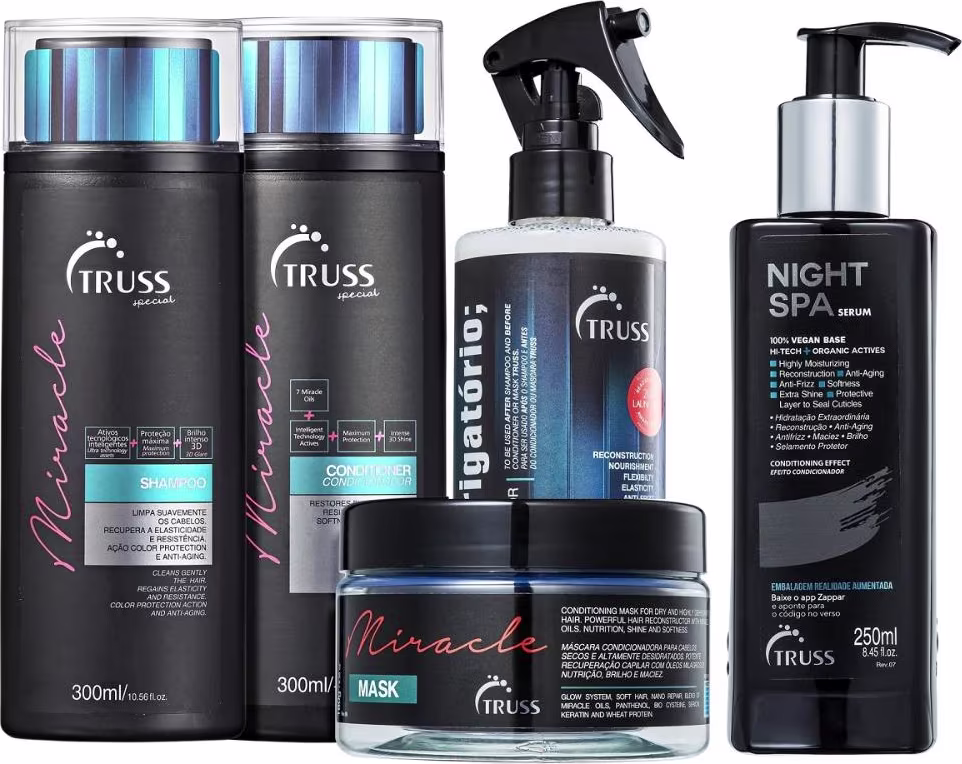 Conjunto de produtos de beleza da marca Truss, incluindo shampoo, condicionador, máscara, sérum e spray, em embalagens pretas e azuis com detalhes em rosa. Os produtos apresentam rótulos e informações sobre suas propriedades e benefícios.