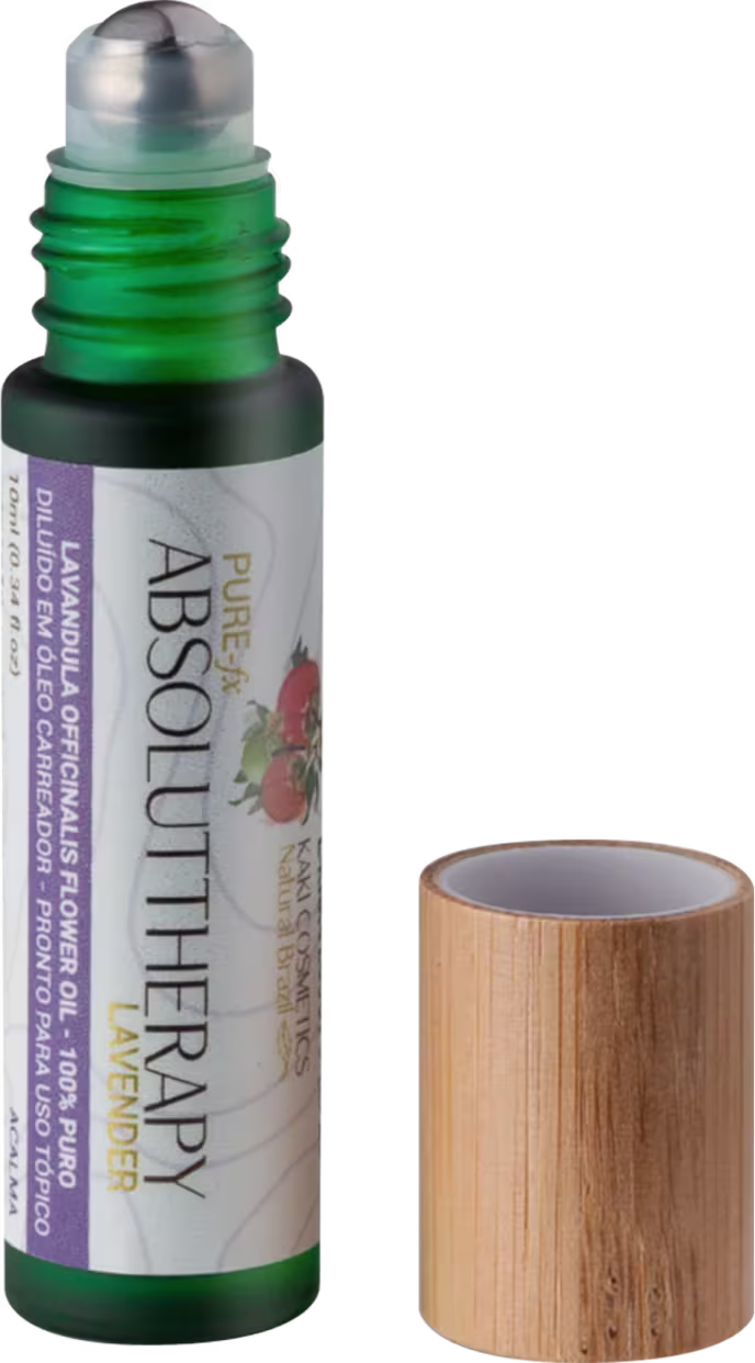 Frasco cilíndrico de vidro verde com tampa metálica arredondada. Rótulo retangular com o nome do produto e da marca em letras brancas sobre fundo roxo. Seu aplicador é em formato roll-on.