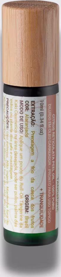 Embalagem do óleo essencial em vidro verde e tampa de madeira. Contém informações adicionais sobre o produto, como ingredientes e instruções de uso estão escritas em laranja.