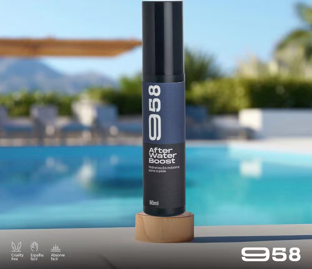 Loção Protetora Corporal After Water Boost da marca 958. Imagem com fundo de uma piscina.