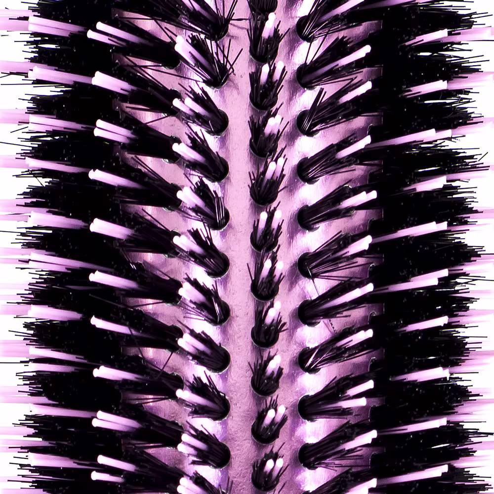 Escova de cabelo redonda da marca Marco Boni, com foco nas cerdas.