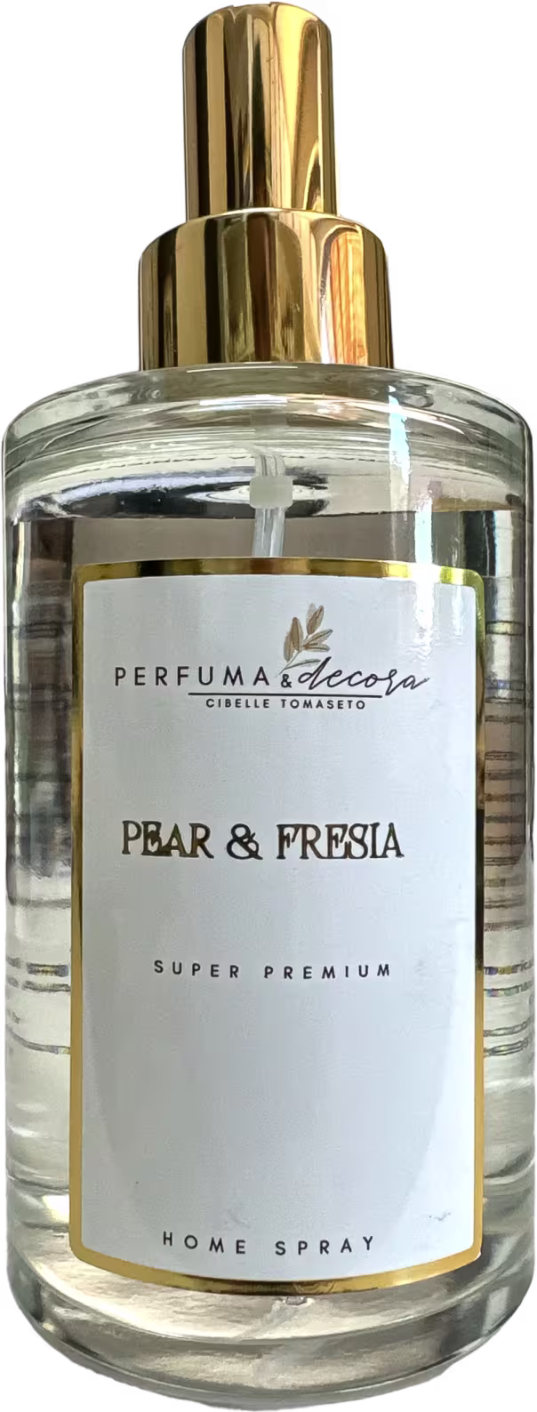 Home spray em frasco de vidro transparente com tampa dourada. Rótulo branco com o nome "Pear & Fresia" e a marca "Perfuma & Decora" na parte frontal. Embalagem de vidro cilíndrica com detalhes dourados na tampa.