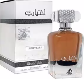 Perfume da marca Lattafa Perfumes, chamado Ekhtiari. O rótulo do produto exibe o nome "Ekhtiari" em árabe e em inglês. A caixa de embalagem também é branca e preta, com o nome da marca e do produto visíveis