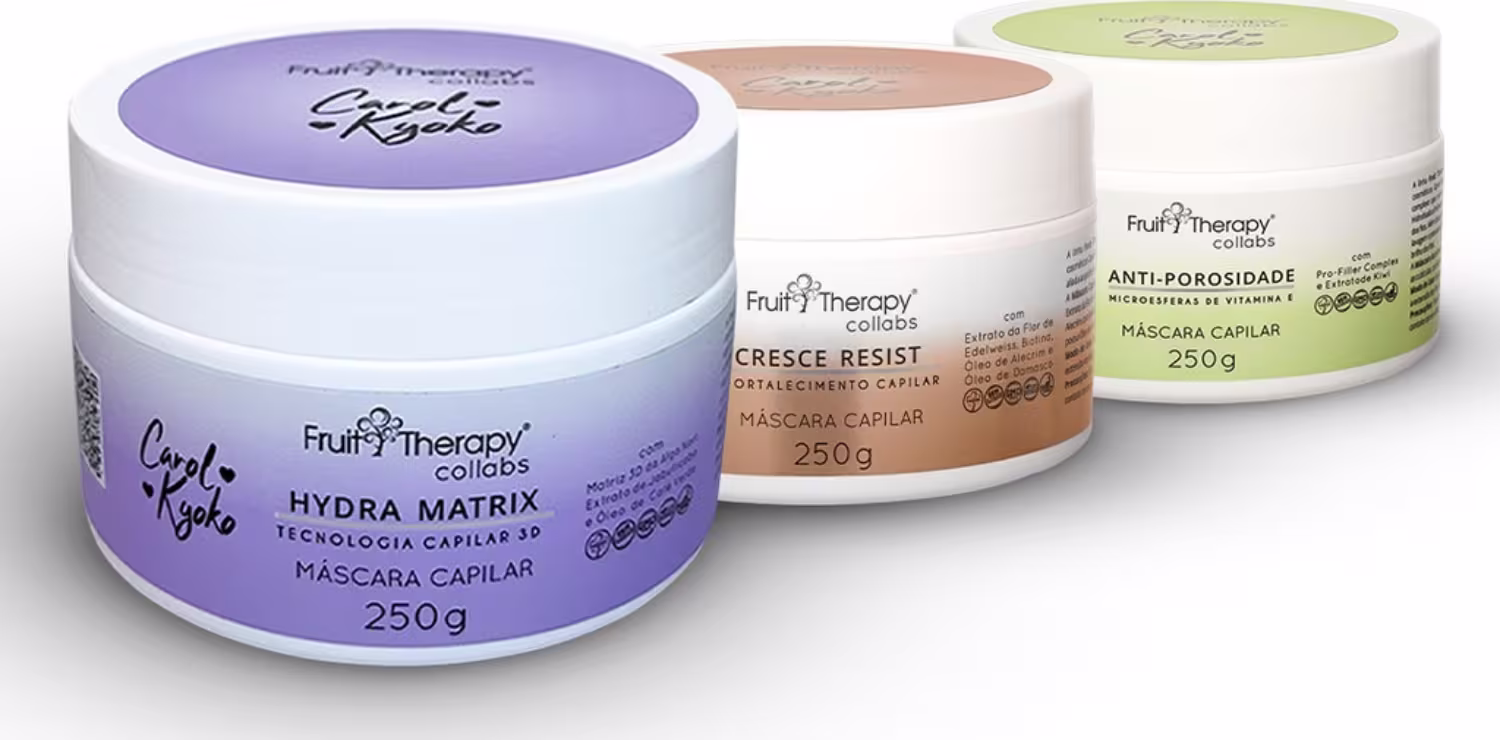 A imagem mostra 3 máscaras da linha Fruit Therapy Collabs Carol Kyoko: Hydra Matrix, Cresce Resist e Antiporosidade. Elas estão dispostas lado a lado em diagonal em um fundo branco.