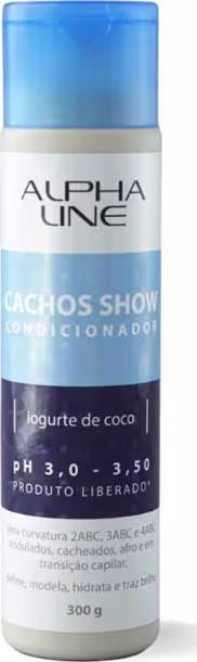 Produto de tratamento capilar condicionador da linha Alpha Line. Embalagem em frasco plástico cilíndrico. Rótulo com o nome do produto "Cachos Show Condicionador" e peso líquido de 300g. Cores predominantes azul, branca e letras em preto.