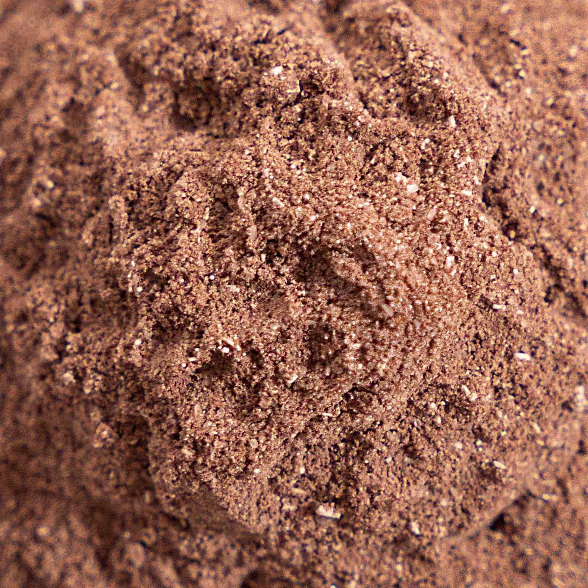 A imagem mostra um close do pó de cor mais escura.