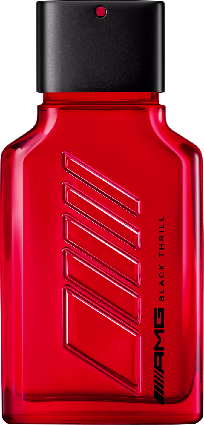 Perfume em frasco retangular de vidro vermelho brilhante com tampa preta. O frasco tem o logotipo da Mercedes-Benz gravado em relevo na parte frontal, em letras brancas.