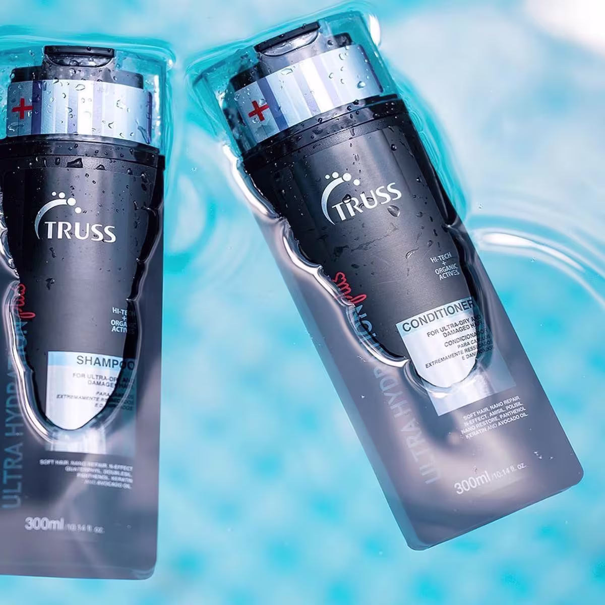 A imagem mostra um frasco de 300ml de shampoo preto e de um condicionador da mesma forma, mergulhados em uma água.