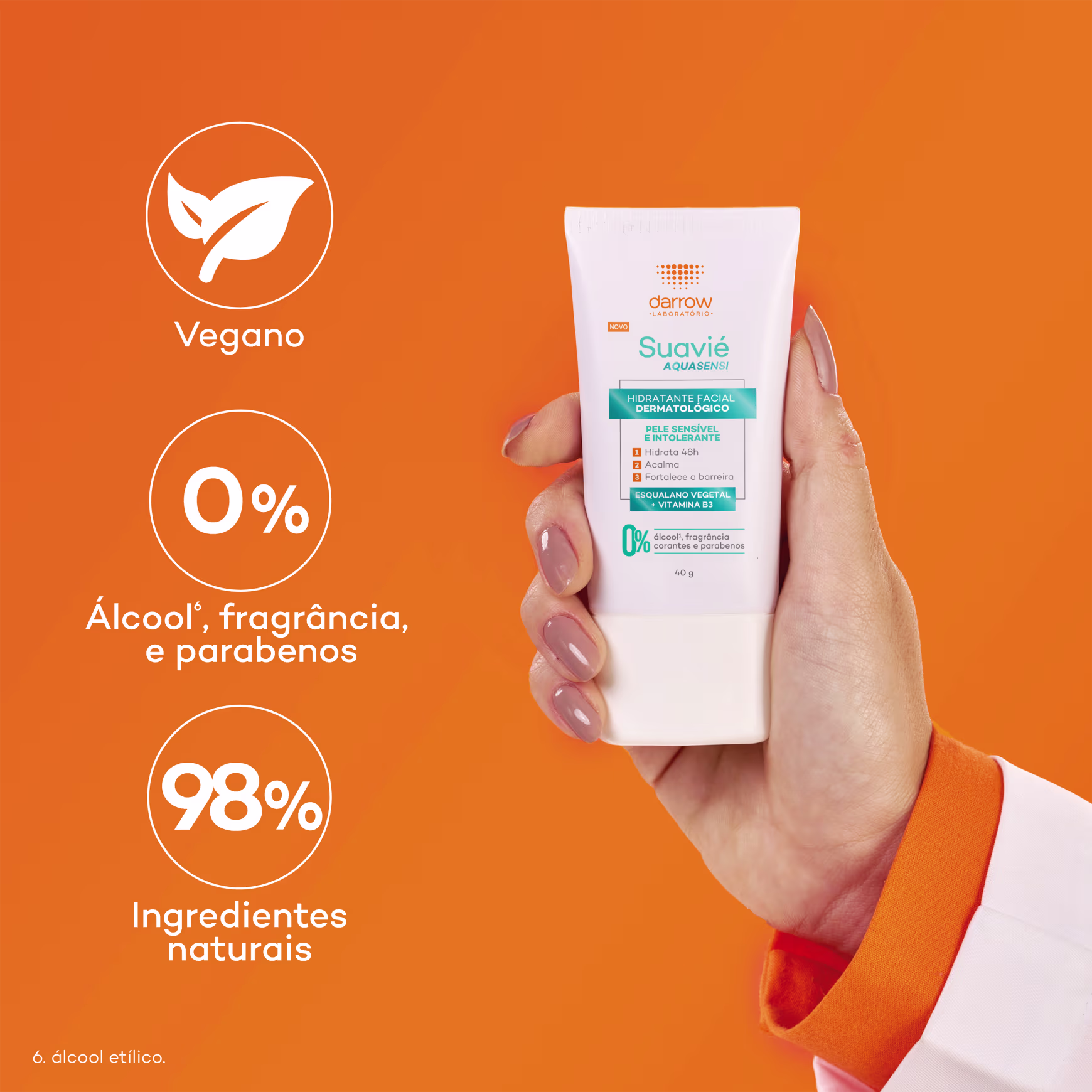 A imagem mostra uma mão segurando o hidratante. O fundo é laranja e destaca algumas características do produto, como: Vegano - O símbolo de uma folha indica que é um produto vegano. 0% Álcool, fragrância e parabenos. 98% dos ingredientes são naturais.