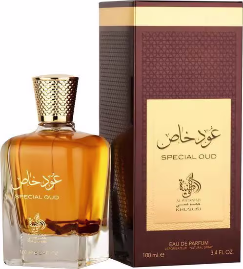 Perfume em frasco de vidro âmbar com tampa dourada. Caixa retangular marrom com detalhes geométricos. Rótulos em árabe e inglês "Special Oud" e "Al Manarah". Embalagem indica que é um Eau de Parfum de 100 ml.