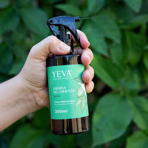 A imagem mostra uma mão segurando o frasco.