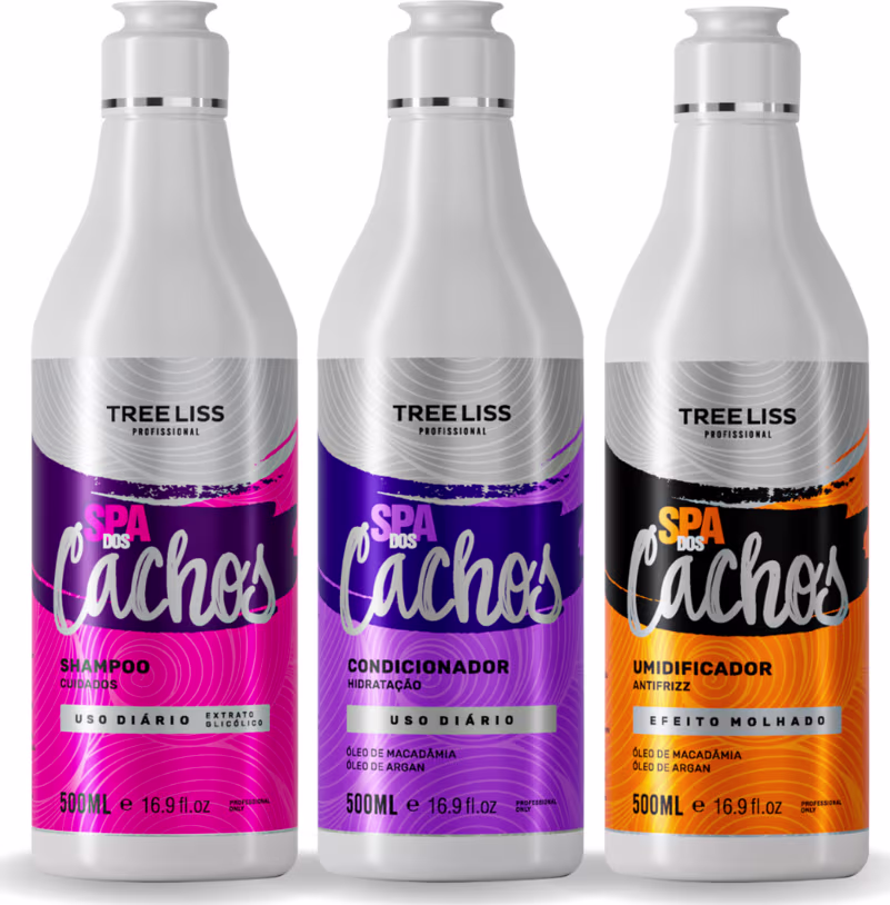 Três frascos plásticos de 500ml cada, contendo produtos para cabelos da linha "Spa dos Cachos" da marca TreeLiss Profissional. As embalagens são transparentes com rótulos coloridos - rosa, roxo e laranja.