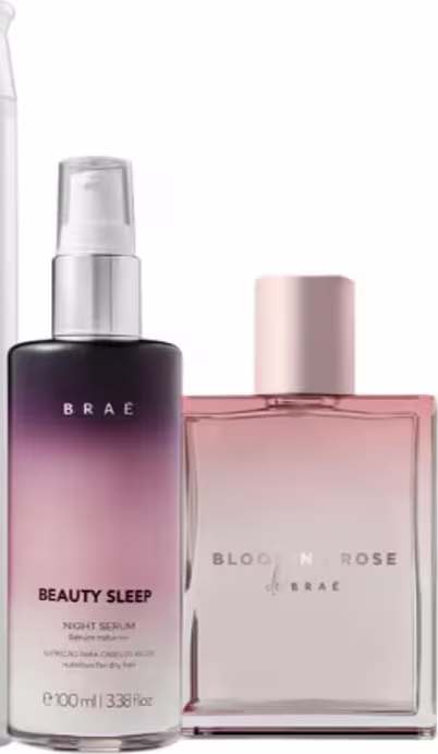 O produto de beleza da Braé apresenta dois itens: um frasco de vidro com um sérum noturno "Beauty Sleep" em tom roxo degradê e uma garrafa de perfume "Bloom in Rose" em cor rosa.