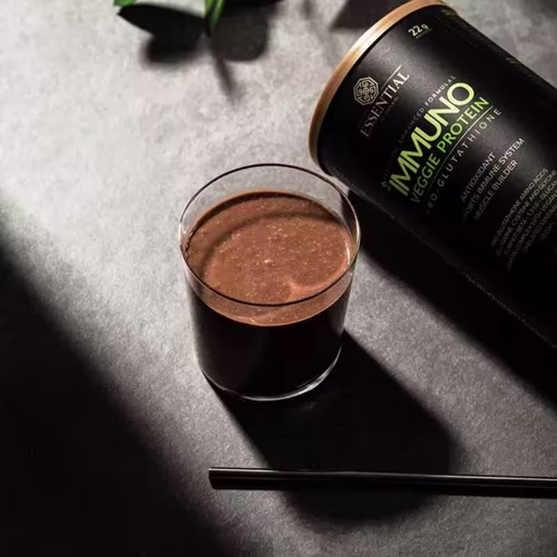 A imagem mostra um copo com a mistura pronta pra ser consumida.