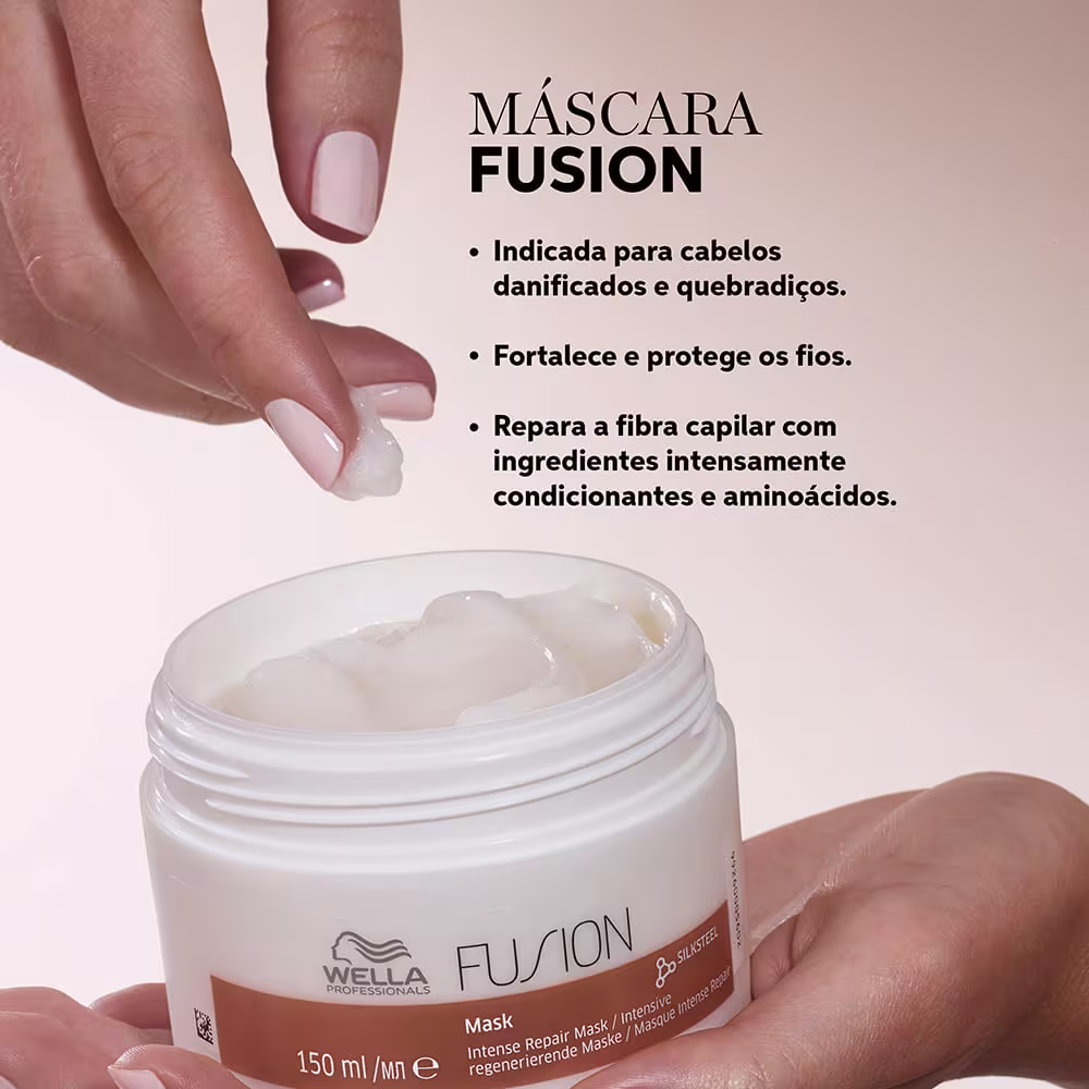 Máscara indicada para cabelos danificados e quebradiços, fortalece e protege os fios, repara a fibra capilar com ingredientes condicionantes e aminoácidos. Imagem mostra mãos femininas com unhas pintadas de rosa claro e nude segurando o produto.