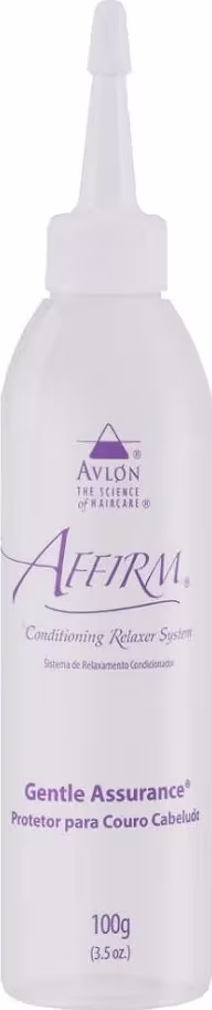 Produto de cuidado capilar Avlon Affirm Gentle Assurance. Embalagem plástica branca em formato de frasco com bico dosador. Rótulo com o logotipo Avlon e texto "Conditioning Relaxer System" e "Gentle Assurance Protetor para Couro Cabeludo" em letras roxas.