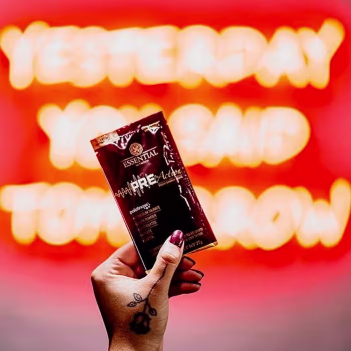 A imagem mostra uma mão segurando um sachê.