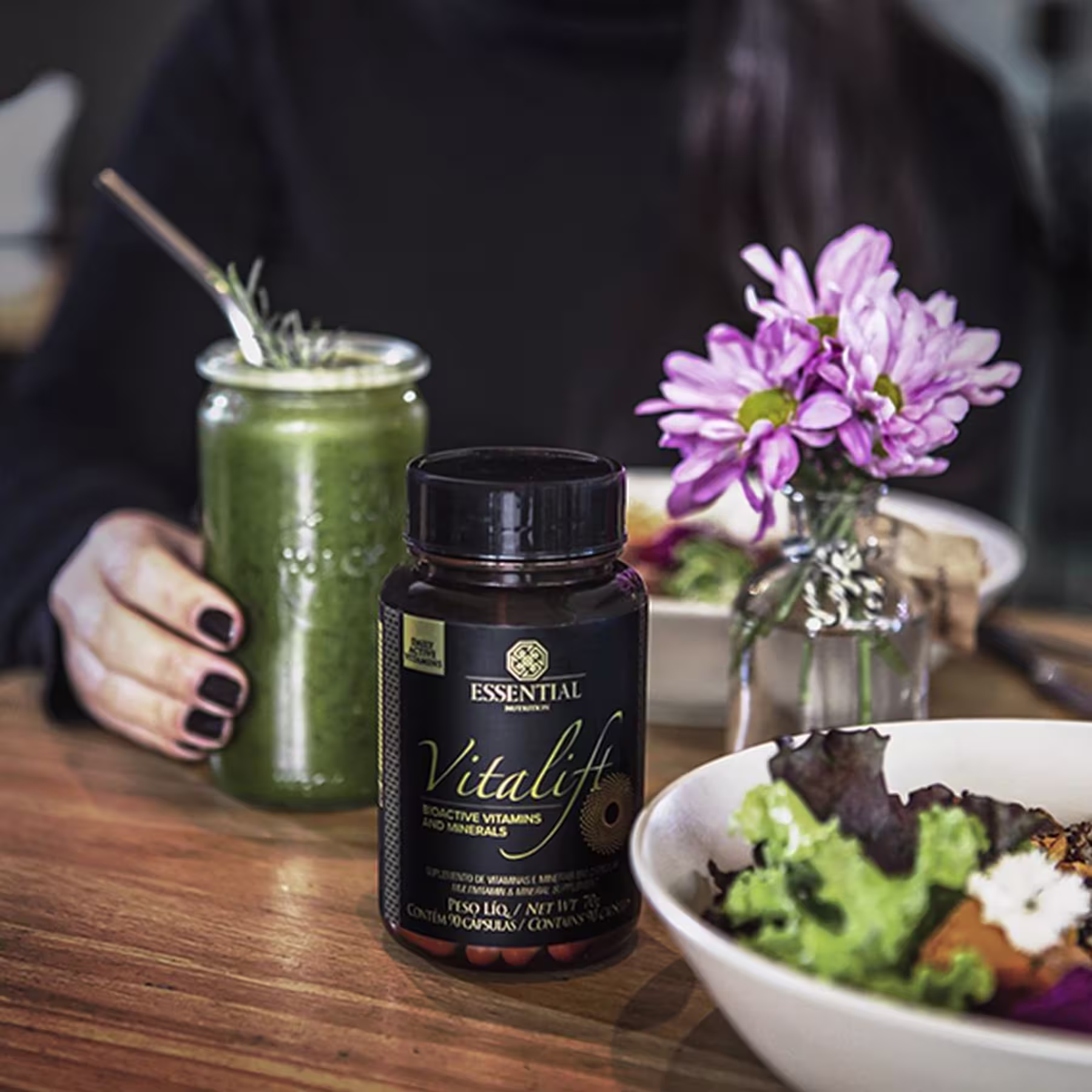 A imagem mostra o pote redondo marrom com rótulo preto e letras douradas.