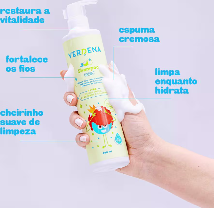 Imagem mostra uma mão segurando o shampoo infantil, ao lado textos destacam benefícios como: limpa enquanto hidrata, cheirinho suave de limpeza, restaura a vitalidade, fortalece os fios e espuma cremosa.