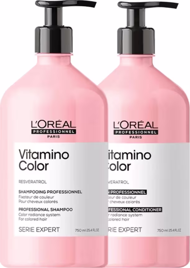A imagem mostra 2 produtos de L'Oréal Professionnel. Um shampoo Vitamino Color e um condicionador, ambos possuem embalagem cilíndrica rosa com a tampa em válvula pump rosa.