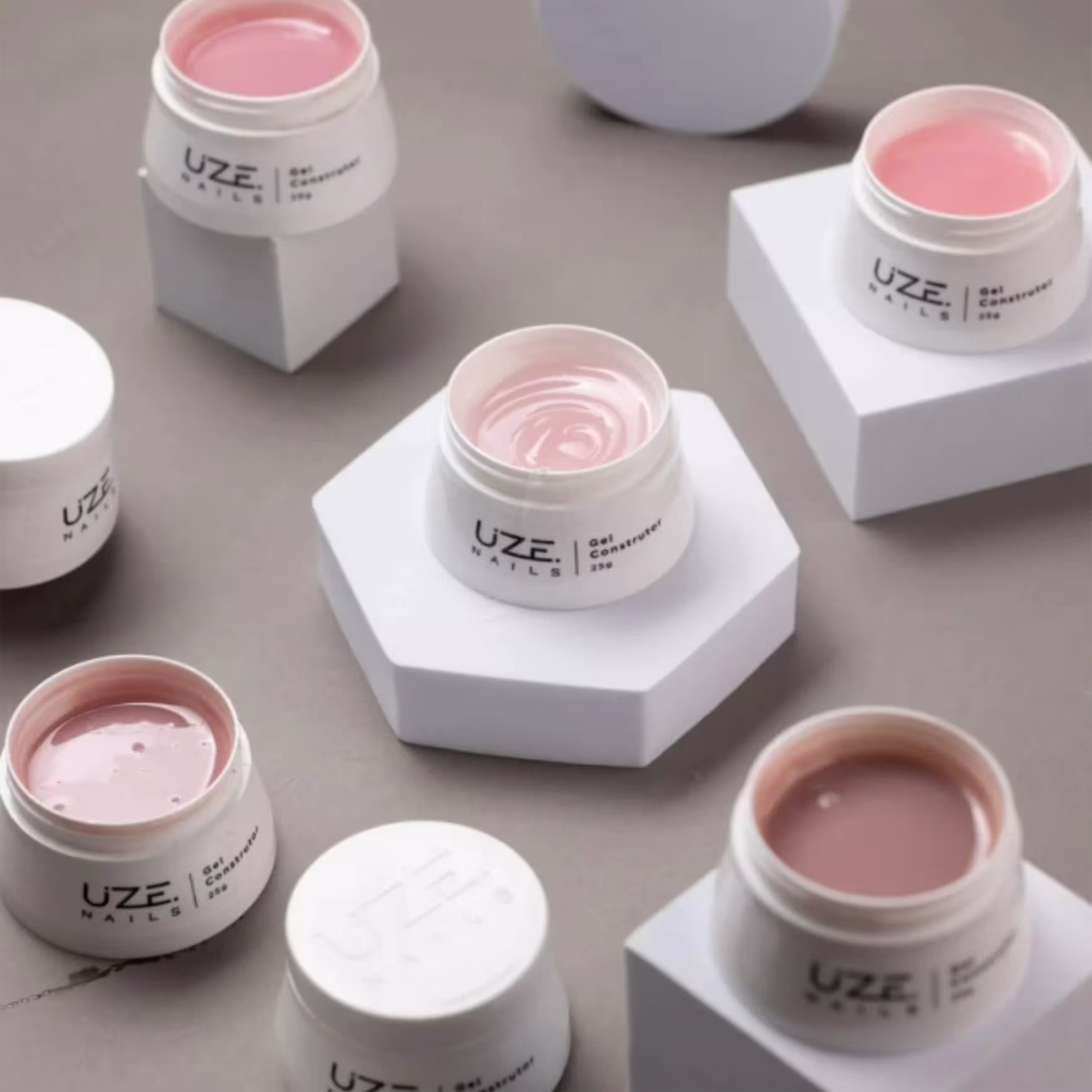 A imagem mostra vários potes do mesmo tipo de produto e cores diferentes.