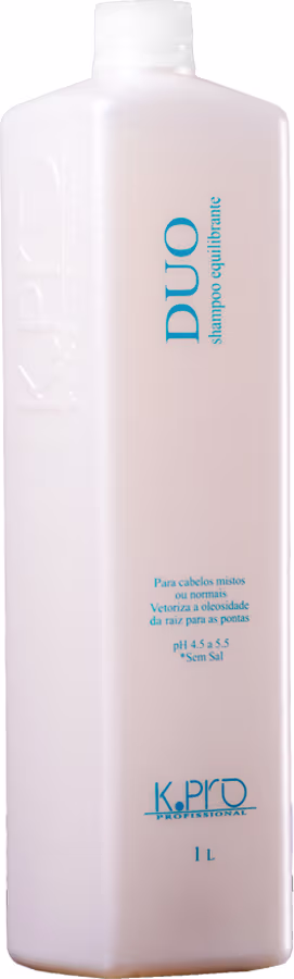 Produto de tratamento capilar Duo da linha K.Pro. Embalagem plástica em formato de frasco retangular de 1 litro. Líquido de cor levemente perolada. Rótulo azul com o nome "Duo" e descrições em português sobre o uso para cabelos macios e pH adequado.