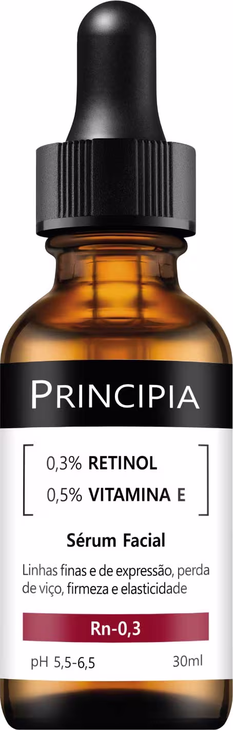 Frasco de vidro âmbar com conta-gotas preto contendo sérum facial da marca Principia, com 0,3% de retinol e 0,5% de vitamina E, indicado para linhas finas, perda de firmeza e elasticidade.